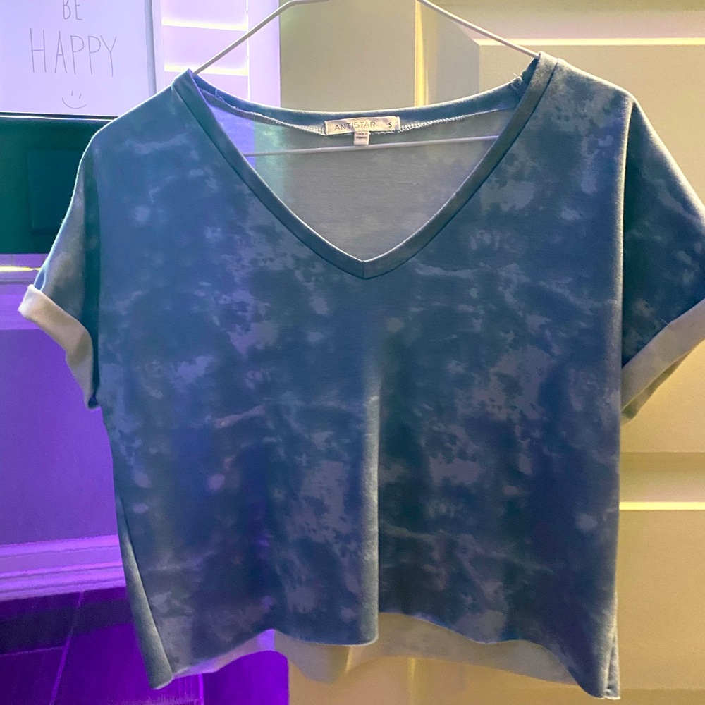 Light blue clouded look cropped shirt with v-neck